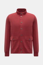Gran Sasso Cashmere Cardigan dunkelrot, Slim Fit, aus reinem Cashmere mit Stehkragen, Acht-Knopf-Leiste, Hüfttaschen und Rippbündchen, frontal fotografiert.