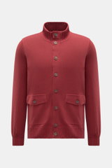 Gran Sasso Cashmere Cardigan dunkelrot, Slim Fit, aus reinem Cashmere mit Stehkragen, Acht-Knopf-Leiste, Hüfttaschen und Rippbündchen, frontal fotografiert.