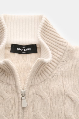 Nahaufnahme der Gran Sasso Cashmere Strickjacke sand mit Zopfstrick, Stehkragen, Zwei-Wege-Reißverschluss und feinem Strickbild.