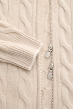 Gran Sasso Cashmere Strickjacke sand, Nahaufnahme von Zopfstrick, zwei-Wege-Reißverschluss, elastischem Rippbündchen, softem Cashmere, Slim Fit
