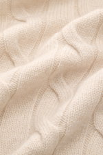 Nahaufnahme der Gran Sasso Cashmere Strickjacke sand im Zopfstrick-Design aus reinem, weichem Cashmere mit feinem Strickbild.