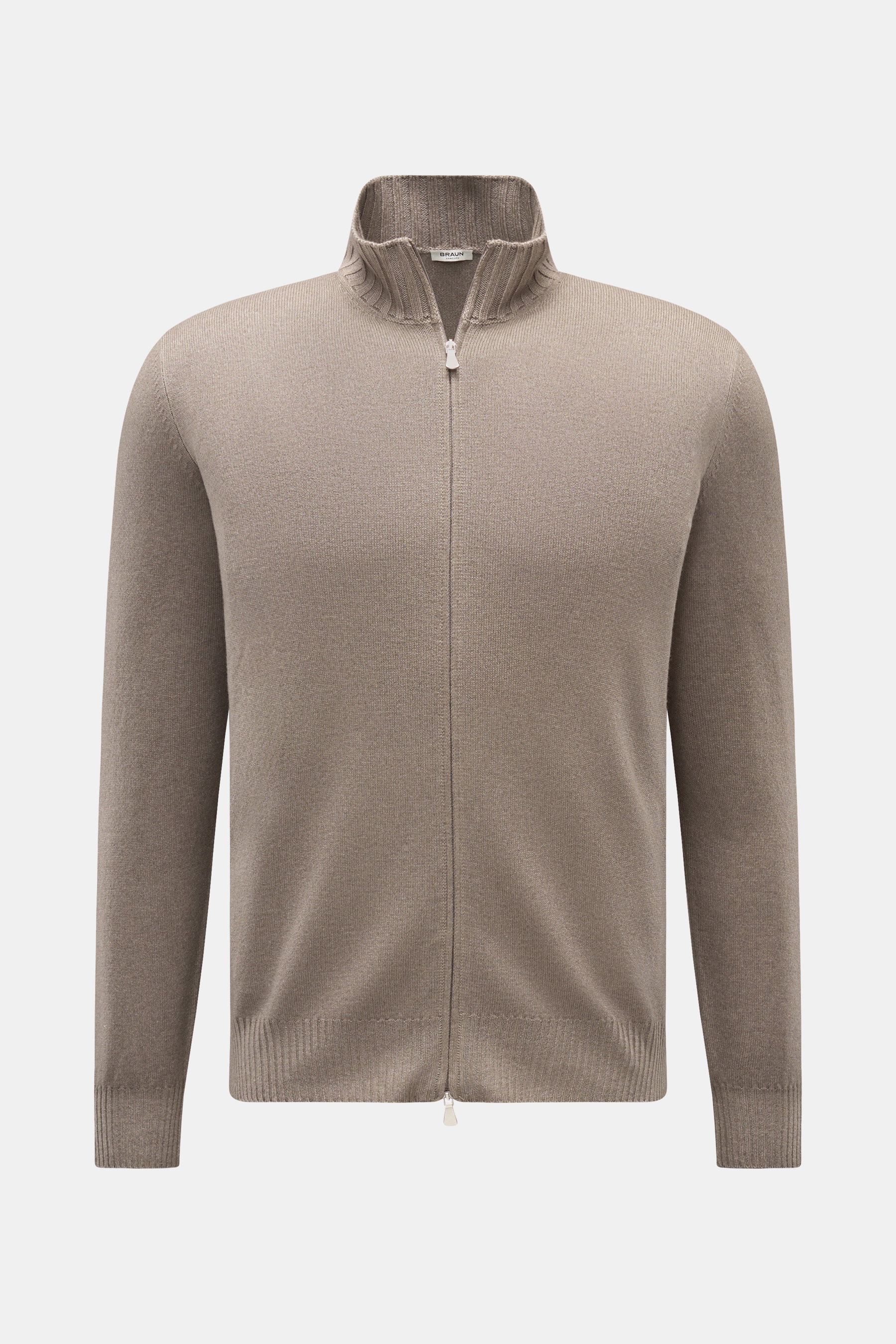 BRAUN Hamburg Strickjacke taupe in Frontansicht, weicher Griff, feines Strickbild, Regular Fit, Stehkragen, Reißverschluss, flexible Rippbündchen, Mix aus Schurwolle, Cashmere und Viskose.