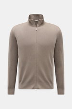 BRAUN Hamburg Strickjacke taupe in Frontansicht, weicher Griff, feines Strickbild, Regular Fit, Stehkragen, Reißverschluss, flexible Rippbündchen, Mix aus Schurwolle, Cashmere und Viskose.