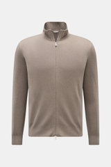 BRAUN Hamburg Strickjacke taupe in Frontansicht, weicher Griff, feines Strickbild, Regular Fit, Stehkragen, Reißverschluss, flexible Rippbündchen, Mix aus Schurwolle, Cashmere und Viskose.
