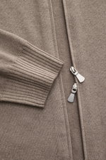 Nahaufnahme der BRAUN Hamburg Strickjacke taupe von oben, zeigt weichen Strick, Reißverschluss, Stehkragen, flexible Rippbündchen, Regular Fit, aus Schurwolle, Cashmere und Viskose für zeitlose Eleganz und Komfort.