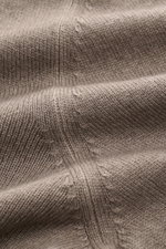 Nahaufnahme der feinen Strickstruktur der BRAUN Hamburg Strickjacke taupe aus Schurwolle, Cashmere und Viskose mit weichem Griff.