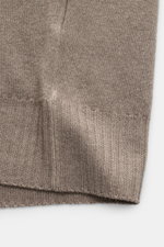 Nahaufnahme der BRAUN Hamburg Strickjacke taupe, Detailansicht des weichen, feinen Strickbilds mit Rippbündchen, Regular Fit, Stehkragen, Reißverschluss, aus Schurwolle, Cashmere und Viskose, zeitlos elegant und wärmend für kalte Tage.