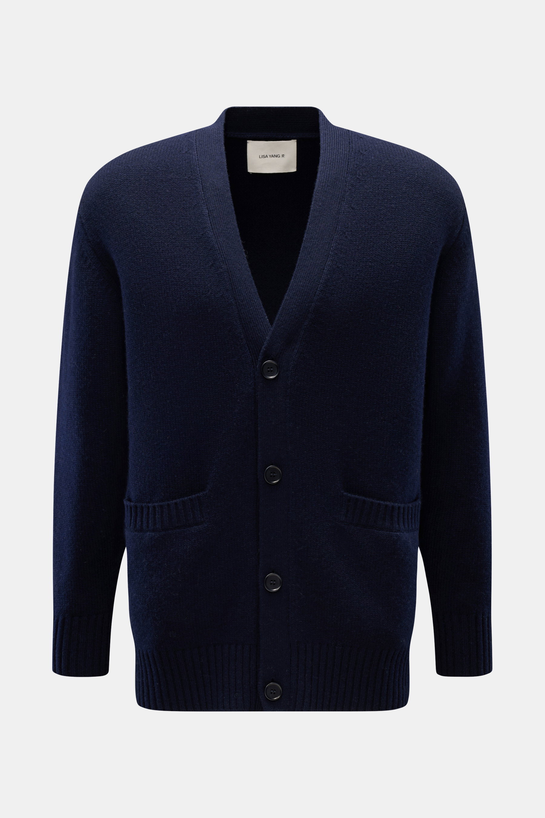 Lisa Yang Cashmere Cardigan 'Wilson' navy, frontale Ansicht, reiner Cashmere, weicher Griff, mittelfeines Strickbild, Regular Fit, Vier-Knopf-Leiste, V-Ausschnitt, aufgesetzte Hüfttaschen, Rippbündchen.