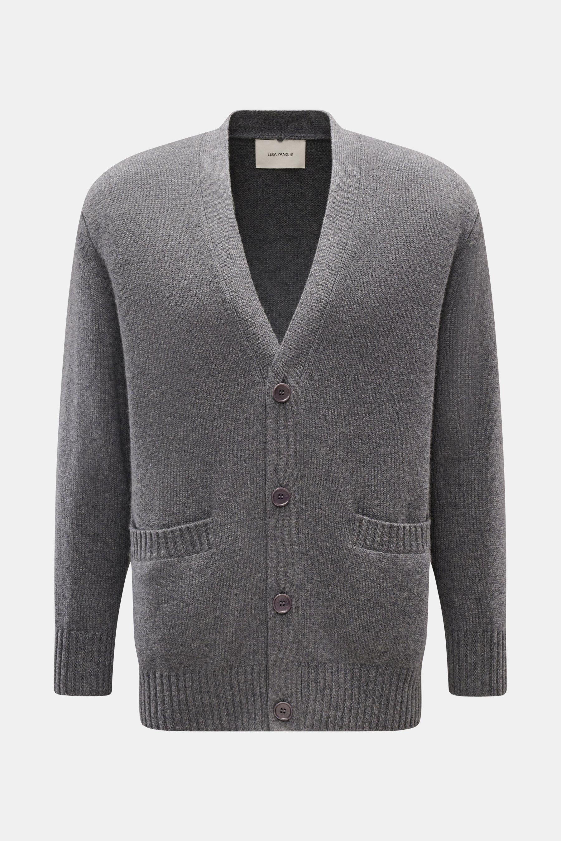 Lisa Yang Cashmere Cardigan 'Wilson' grau meliert, frontal fotografiert, reiner Cashmere, weicher Griff, mittelfeines Strickbild, Regular Fit, Vier-Knopf-Leiste, V-Ausschnitt, aufgesetzte Hüfttaschen, Rippbündchen.