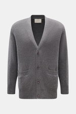 Lisa Yang Cashmere Cardigan 'Wilson' grau meliert, frontal fotografiert, reiner Cashmere, weicher Griff, mittelfeines Strickbild, Regular Fit, Vier-Knopf-Leiste, V-Ausschnitt, aufgesetzte Hüfttaschen, Rippbündchen.