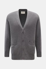 Lisa Yang Cashmere Cardigan 'Wilson' grau meliert, frontal fotografiert, reiner Cashmere, weicher Griff, mittelfeines Strickbild, Regular Fit, Vier-Knopf-Leiste, V-Ausschnitt, aufgesetzte Hüfttaschen, Rippbündchen.