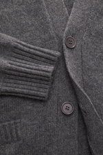 Lisa Yang Cashmere Cardigan 'Wilson' grau meliert, Nahaufnahme von vorne mit V-Ausschnitt, vier Knöpfen, aufgesetzten Hüfttaschen, Rippbündchen, Regular Fit, weicher Griff, mittelfeines Strickbild, reiner Cashmere.