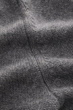 Nahaufnahme des mittelfeinen Strickbilds des Lisa Yang Cashmere Cardigan 'Wilson' grau meliert mit weichem Griff aus reinem Cashmere.