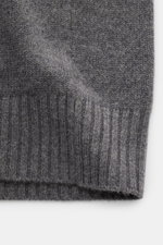Lisa Yang Cashmere Cardigan 'Wilson' grau meliert, Detailaufnahme Rippbündchen und mittelfeines Strickbild, reiner Cashmere, weicher Griff.
