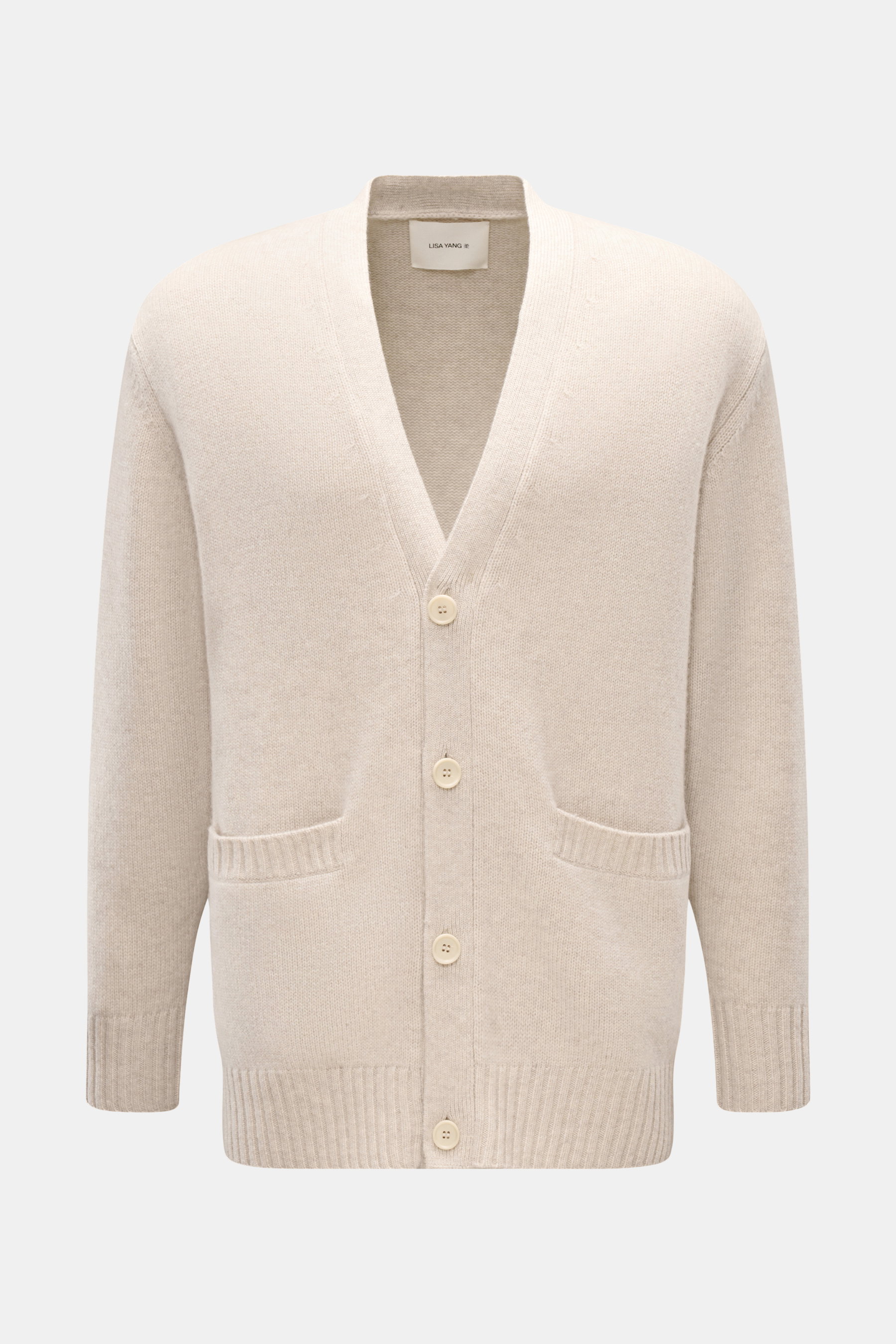Lisa Yang Cashmere Cardigan 'Wilson' sand meliert, frontale Ansicht, reiner Cashmere, weicher Griff, mittelfeines Strickbild, Regular Fit, Vier-Knopf-Leiste, V-Ausschnitt, aufgesetzte Hüfttaschen, Rippbündchen.