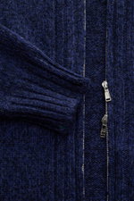 Detailaufnahme der Fioroni Cashmere Strickjacke navy meliert von oben, mit mittelfeinem Strickbild, reiner Cashmere, sehr weicher Griff, leichtem Bouclé-Effekt, Slim Fit, Zwei-Wege-Reißverschluss, schrägen Hüfttaschen und flexiblen Rippbündchen.