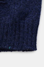 Fioroni Cashmere Strickjacke navy meliert, Detailaufnahme von unten schräg, mittelfeines Strickbild, reiner Cashmere, weicher Griff, Bouclé-Effekt, Slim Fit, Zwei-Wege-Reißverschluss, schräge Hüfttaschen, flexible Rippbündchen.