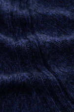 Nahaufnahme der Fioroni Cashmere Strickjacke navy meliert, mittelfeines Strickbild mit leichtem Bouclé-Effekt, reiner Cashmere, sehr weicher Griff.