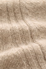 Nahaufnahme der Fioroni Cashmere Strickjacke sand meliert mit mittelfeinem Strickbild, leichtem Bouclé-Effekt und weichem Griff.