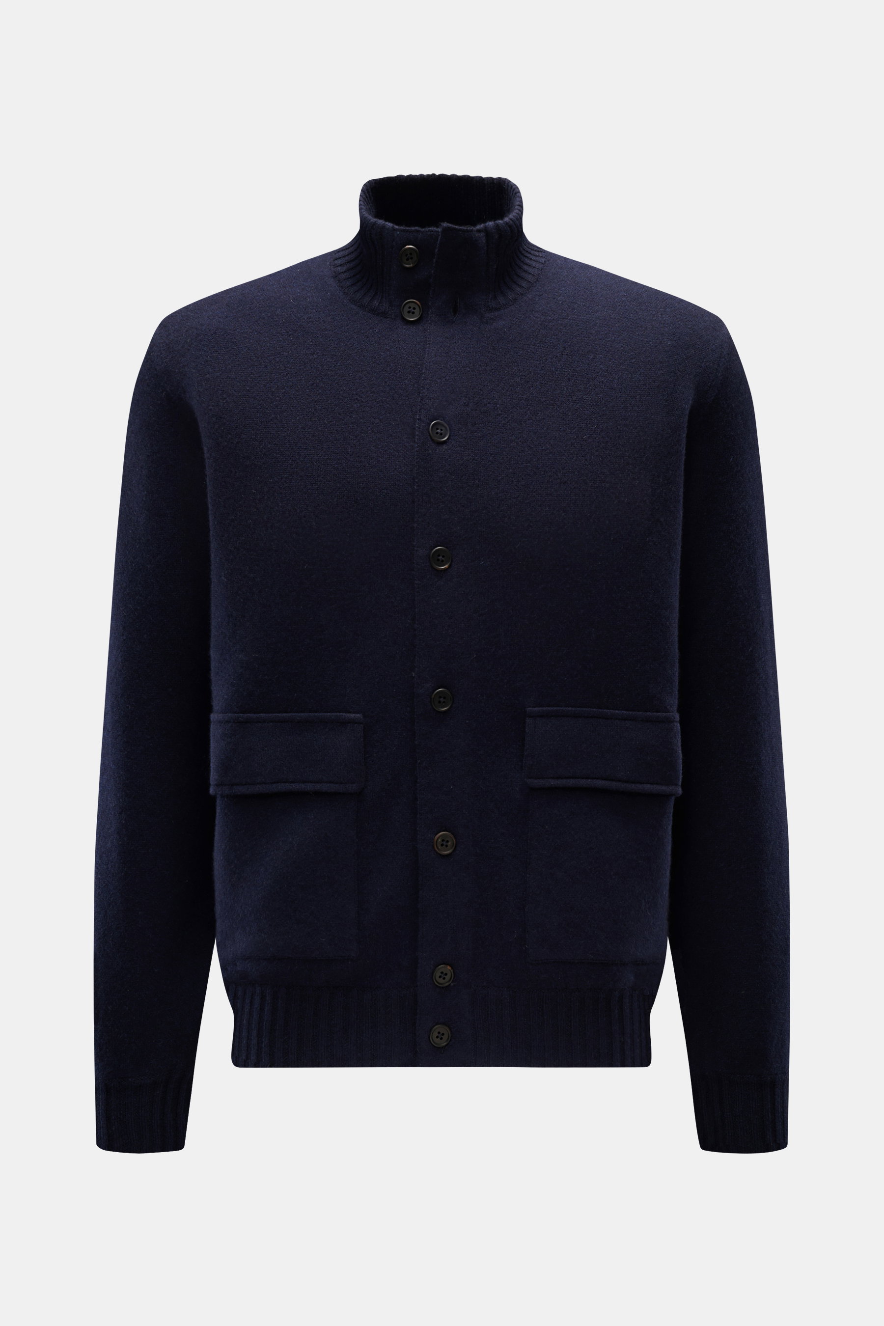 Fioroni Cashmere Cardigan navy, frontal fotografiert, reiner Cashmere, weicher Griff, feines Strickbild, Regular Fit, Stehkragen, Lederknopfleiste, Fronttaschen, Rippbündchen.