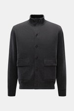 Front view of Fioroni Cashmere Cardigan dunkelgrau meliert in dark grey marl, featuring a stand-up ribbed collar, leather-reinforced button placket, patch pockets, ribbed cuffs, and a soft, fine-knit, regular fit. Luxuriöser Cashmere für kalte Tage: Mit s