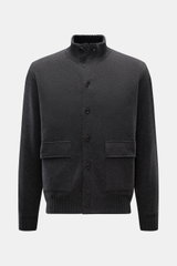 Front view of Fioroni Cashmere Cardigan dunkelgrau meliert in dark grey marl, featuring a stand-up ribbed collar, leather-reinforced button placket, patch pockets, ribbed cuffs, and a soft, fine-knit, regular fit. Luxuriöser Cashmere für kalte Tage: Mit s