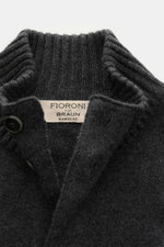 Close-up front view of the Fioroni Cashmere Cardigan dunkelgrau meliert, showing the ribbed standing collar, smooth leather-reinforced button placket, and soft fine knit texture. Luxurious pure cashmere for cold days with a soft touch, regular fit, front 