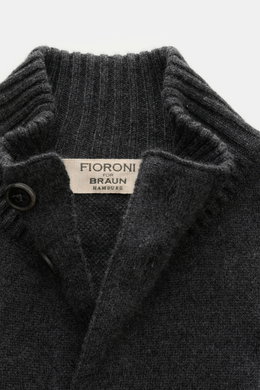 Close-up front view of the Fioroni Cashmere Cardigan dunkelgrau meliert, showing the ribbed standing collar, smooth leather-reinforced button placket, and soft fine knit texture. Luxurious pure cashmere for cold days with a soft touch, regular fit, front 