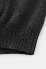 Close-up front view of Fioroni Cashmere Cardigan dunkelgrau meliert showing soft, fine knit, ribbed cuffs, and hem with a comfortable fit.

Description: Luxuriöser Cashmere für kalte Tage: Mit seinem besonders angenehmen, wärmenden Material bringt Sie der