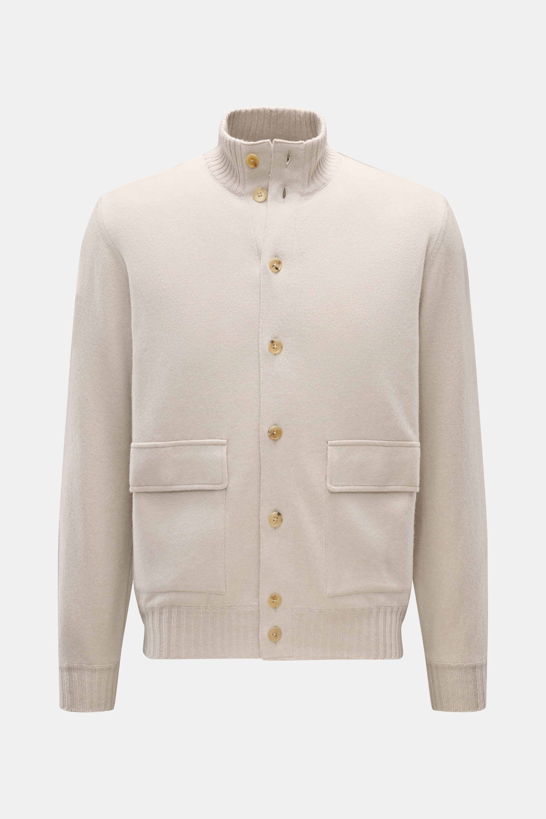 Fioroni Cashmere Cardigan beige, frontal fotografiert, mit Stehkragen, Leder-Knopfleiste, zwei Fronttaschen, Rippbündchen, reiner Cashmere, Regular Fit.