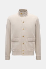Front view of Fioroni Cashmere Cardigan beige with rib-knit stand collar, leather-trimmed button placket, patch pockets, and ribbed cuffs.

Description: <p>Luxuriöser Cashmere für kalte Tage: Mit seinem besonders angenehmen, wärmenden Material bringt Sie 