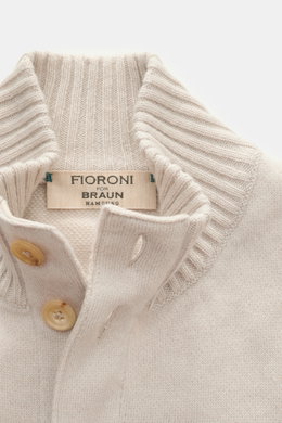 Close-up front view of Fioroni Cashmere Cardigan beige showing ribbed stand-up collar, leather-reinforced button placket, and soft knit texture.

Description: <p>Luxuriöser Cashmere für kalte Tage: Mit seinem besonders angenehmen, wärmenden Material bring