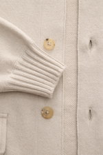 Close-up front view of the beige Fioroni Cashmere Cardigan showing ribbed cuffs, smooth leather-reinforced button placket, and fine knit texture. <p>Luxuriöser Cashmere für kalte Tage: Mit seinem besonders angenehmen, wärmenden Material bringt Sie der zei