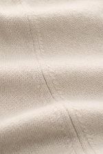 Close-up front-side view of Fioroni Cashmere Cardigan beige showing fine knit texture and soft cashmere material with visible seam detail, featuring pure cashmere, soft touch, fine knit pattern, regular fit, smooth leather-reinforced button placket, ribbe