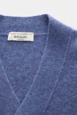 Nahaufnahme des Filippo de Laurentiis Cardigan rauchblau meliert von oben, mittelfeines Strickbild, weicher Griff, Mix aus Cashmere, Seide und Microfaser.