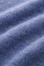 Nahaufnahme des fein gestrickten, rauchblau melierten Filippo de Laurentiis Cardigan aus weicher Cashmere-, Seide- und Microfaser-Mischung.