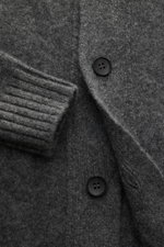 Filippo de Laurentiis Cardigan dunkelgrau meliert in Nahaufnahme von oben, weicher Cashmere-Seide-Mix, Regular Fit, Knöpfe, Rippbündchen.