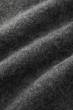 Filippo de Laurentiis Cardigan dunkelgrau meliert, Detailaufnahme der weichen, mittelfeinen Strickstruktur aus Cashmere, Seide und Microfaser.