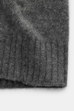 Filippo de Laurentiis Cardigan dunkelgrau meliert, Detailaufnahme von elastischem Rippstrickbündchen, weiche Cashmere-Seide-Microfaser-Mischung.