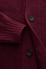 Filippo de Laurentiis Cardigan violett in Nahaufnahme von vorne, weich, mittelfeiner Strick, 5-Knopf-Leiste, Hüfttaschen, Rippbündchen.