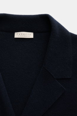 Close-up front view of Lunaria Cashmere Cashmere Cardigan navy showing the lapel collar and fine knit texture.

Description: <p>Italienische Raffinesse für anspruchsvolle Looks: Der Cardigan von LUNARIA CASHMERE kombiniert feinen Strick aus purem, luxuriö
