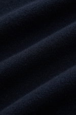 Close-up front view of navy fabric texture showing fine knit of Lunaria Cashmere Cashmere Cardigan navy.

Description to include: Italienische Raffinesse für anspruchsvolle Looks: Der Cardigan von LUNARIA CASHMERE kombiniert feinen Strick aus purem, luxur