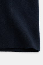 Close-up front view of the Lunaria Cashmere Cashmere Cardigan navy showing fine knit texture and soft fabric edge.

Description: Italienische Raffinesse für anspruchsvolle Looks: Der Cardigan von LUNARIA CASHMERE kombiniert feinen Strick aus purem, luxuri