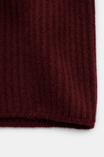 Nahaufnahme des voluminösen, weichen Lunaria Cashmere Cashmere Cardigan bordeaux mit Patent-Strickmuster, Reverskragen und Regular Fit.
