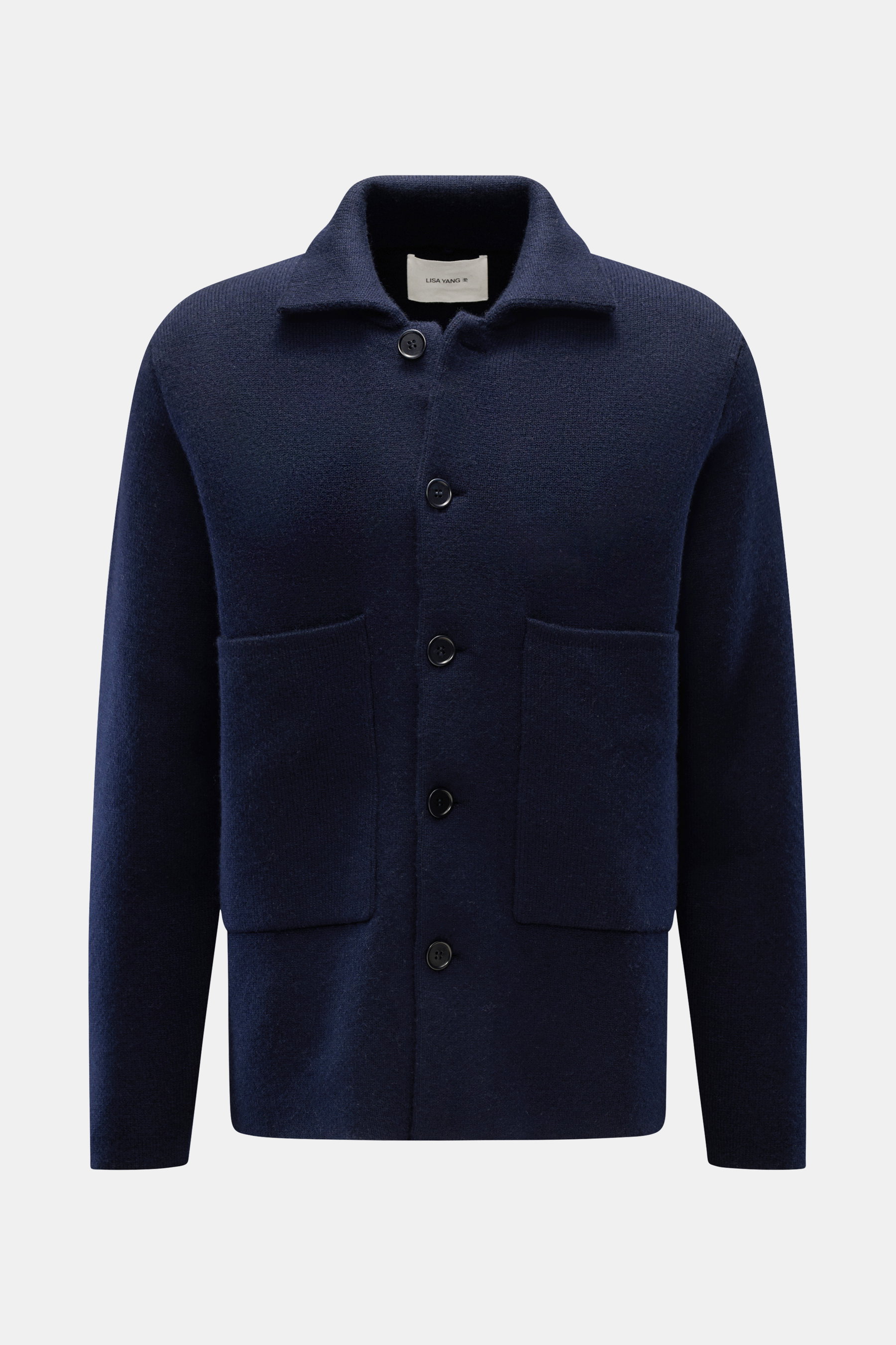 Lisa Yang Cashmere Cardigan 'Louis' navy, frontale Nahaufnahme, Slim Fit, reiner Cashmere, weicher Griff, voluminöse Qualität, Umlegekragen, Fünf-Knopf-Leiste, große Hüfttaschen.