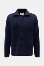 Lisa Yang Cashmere Cardigan 'Louis' navy, frontale Nahaufnahme, Slim Fit, reiner Cashmere, weicher Griff, voluminöse Qualität, Umlegekragen, Fünf-Knopf-Leiste, große Hüfttaschen.