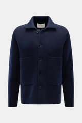 Lisa Yang Cashmere Cardigan 'Louis' navy, frontale Nahaufnahme, Slim Fit, reiner Cashmere, weicher Griff, voluminöse Qualität, Umlegekragen, Fünf-Knopf-Leiste, große Hüfttaschen.