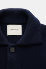 Lisa Yang Cashmere Cardigan 'Louis' navy, Nahaufnahme von Umlegekragen und Knopf, reiner Cashmere, schwer, weich, Slim Fit, mittelfein gestrickt.