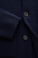 Lisa Yang Cashmere Cardigan 'Louis' navy in Nahaufnahme von vorne, voluminöser, schwerer reiner Cashmere, Slim Fit, fünf Knöpfe, große Hüfttaschen.