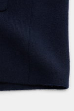Lisa Yang Cashmere Cardigan 'Louis' navy Detailaufnahme des mittelfeinen Strickbilds in schwerer, voluminöser Qualität aus reinem Cashmere.
